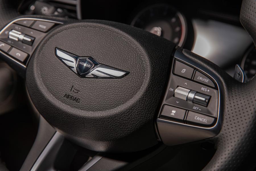 Детали интерьера Genesis G70 2.0T 2018 года  (NA) (фото 30 из 44)